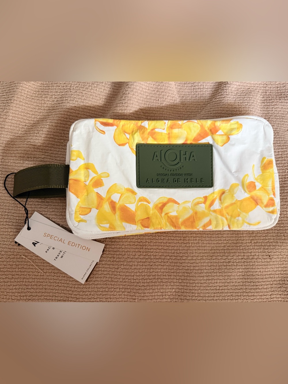 NWT ALOHA Collection Special Yellow & White Lei Aloha de Mele Dopp Kit